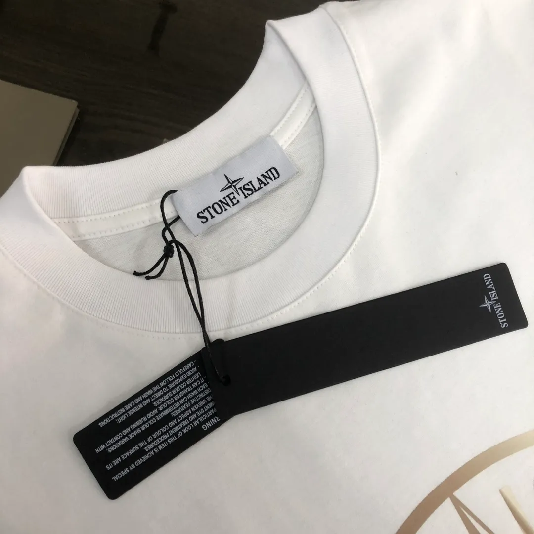 P180 Stone Island 2025 latest T-shirt, couple style ~ Original order, fashionable and casual short T-shirt, specially made of customized cotton fabric ~ Cotton T-shirt ~ Pre-washed to prevent deformation and shrinkage problem, more comfortable and breathable on the body ~ All available from stock ~ Unique design style, trendy must-have item, complete with three standards 👍 Color: black/white Size: S M L XL (larger version, please indicate your height and weight when placing an order)